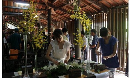 Các nghệ nhân người Nhật tổ chức cắm hoa tại ngôi nhà cổ ông Trần Tuấn Kiệt nhân dịp Lễ hội Văn hóa - Du lịch Làng cổ Đông Hòa Hiệp lần III năm 2017.