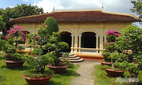 Ngôi nhà cổ của gia đình ông Phan Văn Đức (ở ấp An Lợi, xã Đông Hòa Hiệp, huyện Cái Bè), xây dựng từ năm 1850, với sự kết hợp hài hòa của 2 lối kiến trúc Á - Âu.