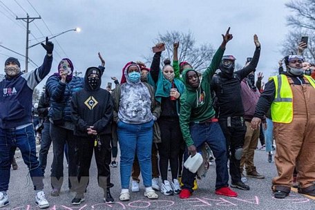 Người biểu tình tập trung tại Brooklyn Center ở thành phố Minneapolis, Mỹ ngày 11/4, phản đối việc cảnh sát nước này bắn chết một người đàn ông da màu. (Ảnh: AFP/TTXVN)