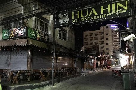 Khu đèn đỏ thường nhộn nhịp ở Hua Hin, Thái Lan trở nên vắng vẻ vào ngày 12-4-2021 - Ảnh: BANGKOK POST