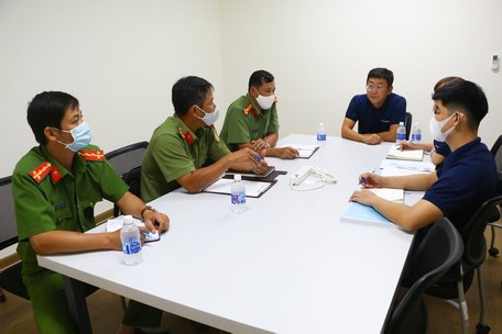 Phòng Quản lý xuất, nhập cảnh kiểm tra công tác quản lý người nước ngoài tại Công ty TNHH Kyungshin Việt Nam.
