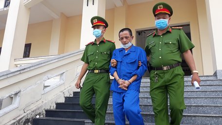 Lực lượng công an dẫn giải bị cáo Phạm Hồng Thái.