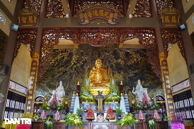 Phần chính điện là nơi đặt tượng Phật Thích Ca Mâu Ni, phía sau là phù điêu bằng đồng miêu tả lại hình ảnh gốc cây Bồ Đề nơi mà Phật Thích Ca đã tu thành chính quả. Hai bên là tượng của Văn Thù Sư Lợi và Phổ Hiền Bồ Tát, tượng trưng cho trí tuệ và từ bi.