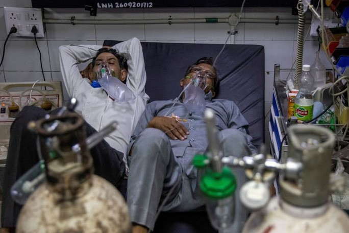Đợt bùng phát dịch mới khiến các bệnh viện ở Ấn Độ quá tải. Ảnh: Reuters