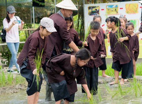 Anh Tiêu Minh Sơn cùng các em thiếu nhi học bài học gần gũi với thiên nhiên.