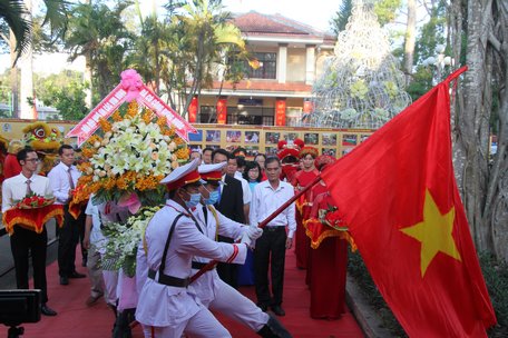 Nghi thức dâng hoa khai lễ Giỗ Tổ Hùng Vương của lãnh đạo tỉnh ngày 20/4/2021.