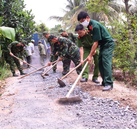 Tuổi trẻ lực lượng vũ trang tham gia trải đá đường giao thông nông thôn.