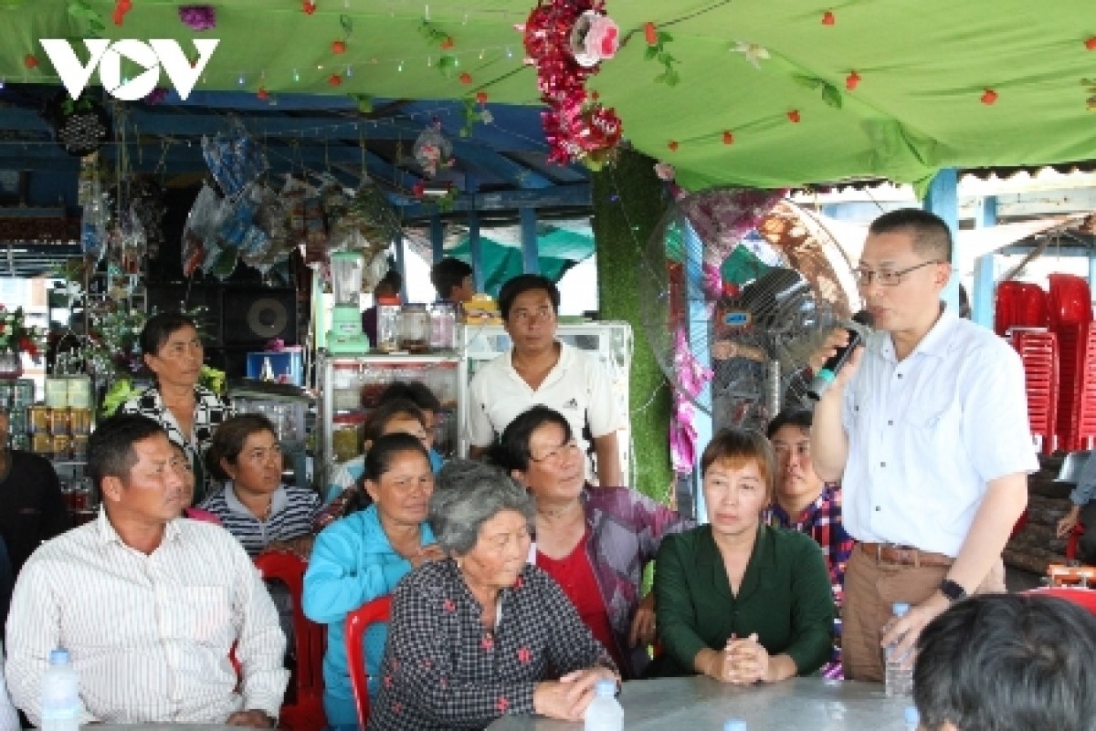 Đại sứ Vũ Quang Minh gặp gỡ bà còn trong đợt đi công tác tại tỉnh Kampong Chhnang.