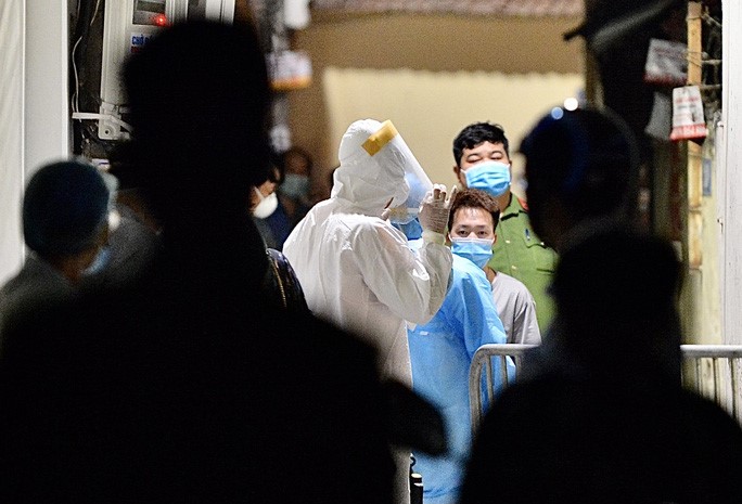 Lực lượng chức năng phong tỏa nơi ở của nam bệnh nhân dương tính với SARS-CoV-2 tại ngõ 86 Phú Kiều, phường Phúc Diễn, quận Bắc Từ Liêm, Hà Nội - Ảnh: Ngô Nhung