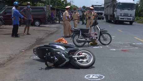 Lực lượng cảnh sát giao thông khám nghiệm hiện trường, điều tra nguyên nhân vụ tai nạn.