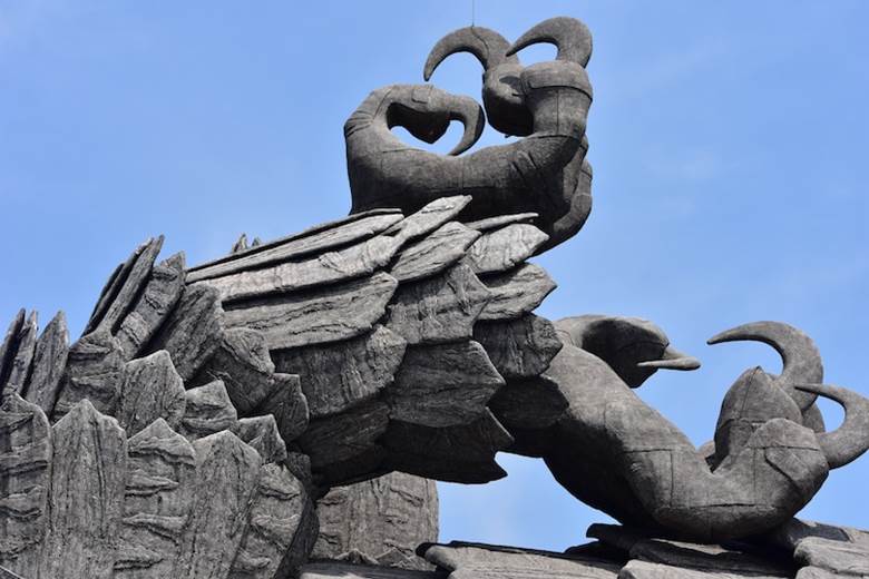 Chim đại bàng khổng lồ này cũng được đặt tên là Jatayu, có bộ số đo đáng kinh ngạc với chiều dài 61 m, rộng 46 m, cao 21 m và diện tích sàn 1.400 m2. Tác phẩm điêu khắc quy mô lớn như vậy nhưng được chạm khắc rất chi tiết và tỉ mỉ. Ảnh: Travel_scoot.