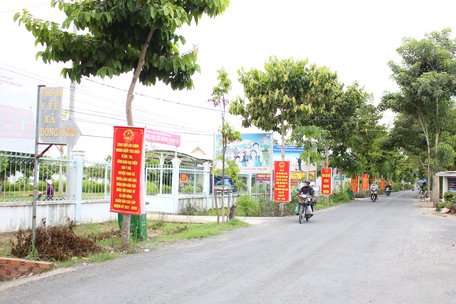 Tuyến đường ngập tràn pa nô, khẩu hiệu tuyên truyền bầu cử tại xã Đông Bình.