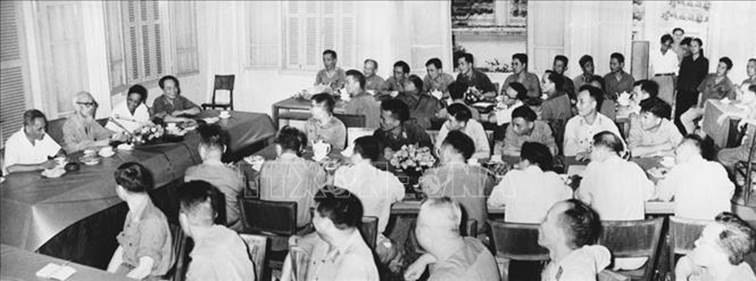  Chủ tịch Hồ Chí Minh cùng các đồng chí Lê Duẩn, Phạm Văn Đồng, Võ Nguyên Giáp gặp mặt các cán bộ cao cấp toàn quân (11/5/1969). Ảnh: TTXVN