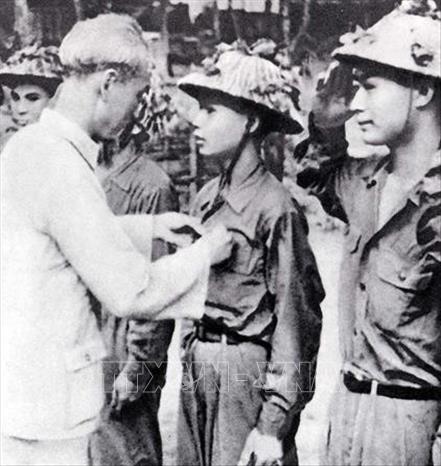  Chủ tịch Hồ Chí Minh thưởng huy hiệu cho các chiến sĩ có nhiều chiến công ở Điện Biên Phủ. Ảnh: Tư liệu/TTXVN
