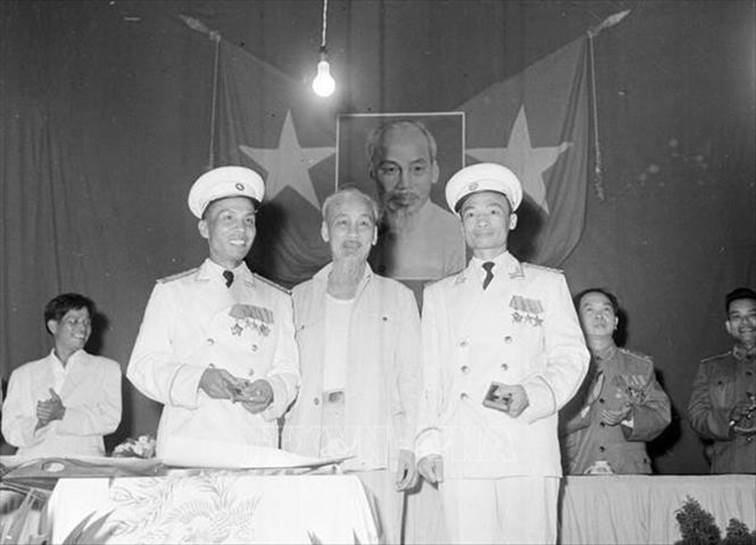  Chủ tịch Hồ Chí Minh trao thưởng cho cán bộ, chiến sĩ các đơn vị phòng không và hải quân trong trận đầu ra quân đánh thắng máy bay Mỹ (1964). Ảnh: TTXVN
