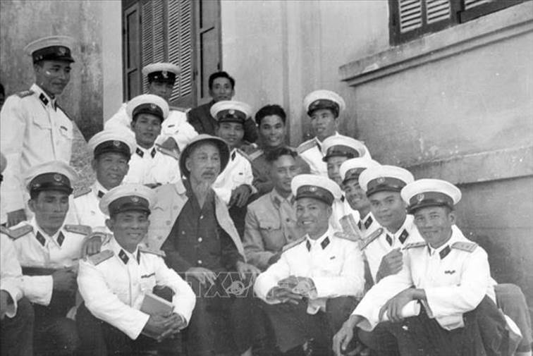   Chủ tịch Hồ Chí Minh đến thăm bộ đội Hải quân (1959). Ảnh: TTXVN