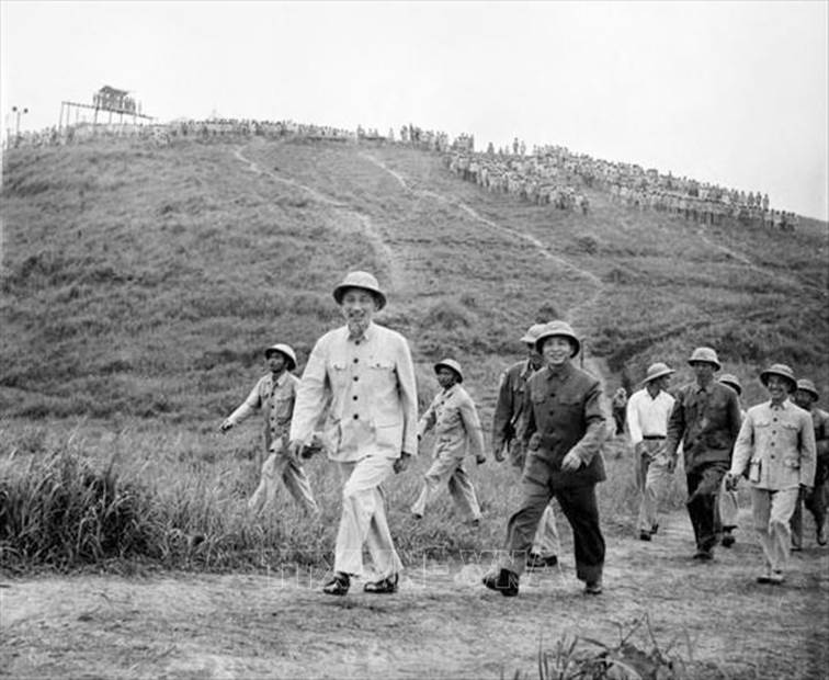  Chủ tịch Hồ Chí Minh và Đại tướng Võ Nguyên Giáp thị sát buổi diễn tập cấp Trung đoàn tấn công của Sư đoàn 308 tại Sơn Tây, năm 1957. Ảnh: Tư liệu TTXVN