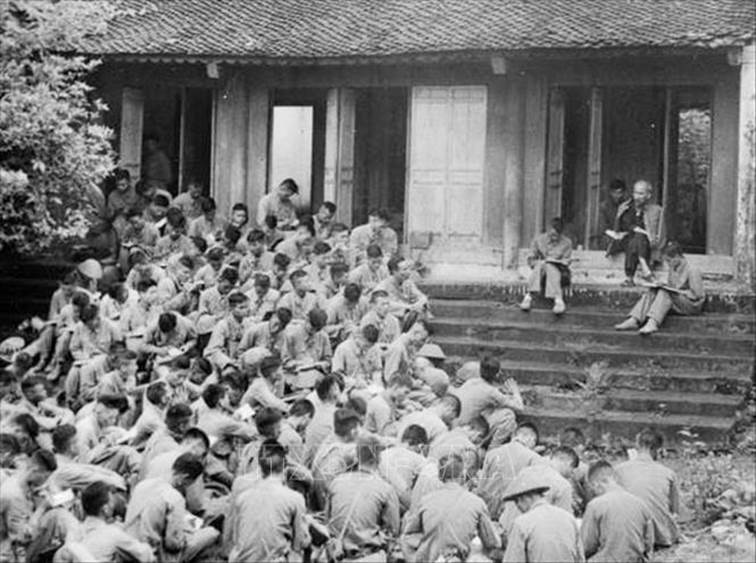  Ngày 19/9/1954, tại sân Đền Giếng trong Khu di tích Đền Hùng (Phú Thọ), trước khi về tiếp quản Thủ đô, cán bộ, chiến sĩ Đại đoàn Quân tiên phong - Sư đoàn 308 được nghe Chủ tịch Hồ Chí Minh nói chuyện thân mật. Người căn dặn: 