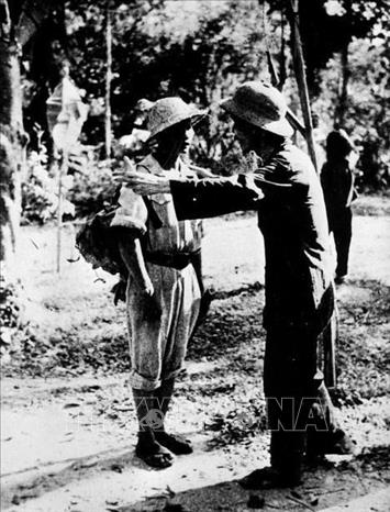  Chủ tịch Hồ Chí Minh hỏi chuyện một chiến sĩ có nhiều thành tích về dự Đại hội toàn quốc các chiến sĩ thi đua và cán bộ gương mẫu lần thứ nhất (30/4 - 6/5/1952) ở Việt Bắc. Ảnh: TTXVN