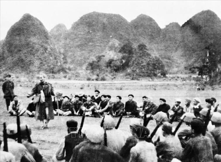  Chủ tịch Hồ Chí Minh nói chuyện với bộ đội chủ lực và dân quân du kích Cao Bằng có nhiều thành tích tham gia Chiến dịch Biên giới năm 1950. Ảnh: TTXVN