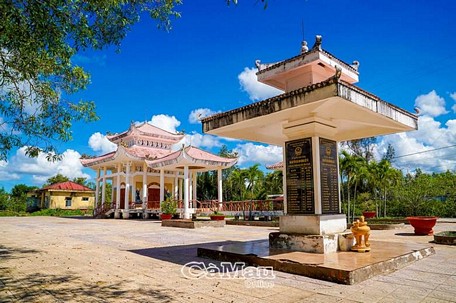 Ðền thờ Bác Hồ xã Viên An, huyện Ngọc Hiển được khánh thành ngày 25/9/1969. Ðây là đền thờ Bác được xây dựng sớm nhất ở Cà Mau. Ngày 26/3/1996, đền được UBND tỉnh Minh Hải công nhận là Di tích lịch sử - văn hoá cấp tỉnh.