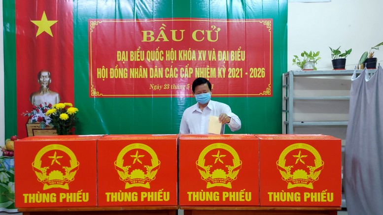 Chủ tịch UBMTTQ Việt Nam tỉnh Vĩnh Long Hồ Văn Huân dự khai mạc và bỏ phiếu tại tổ bầu cử số 7, khóm 5 (phường 9, TP Vĩnh Long).