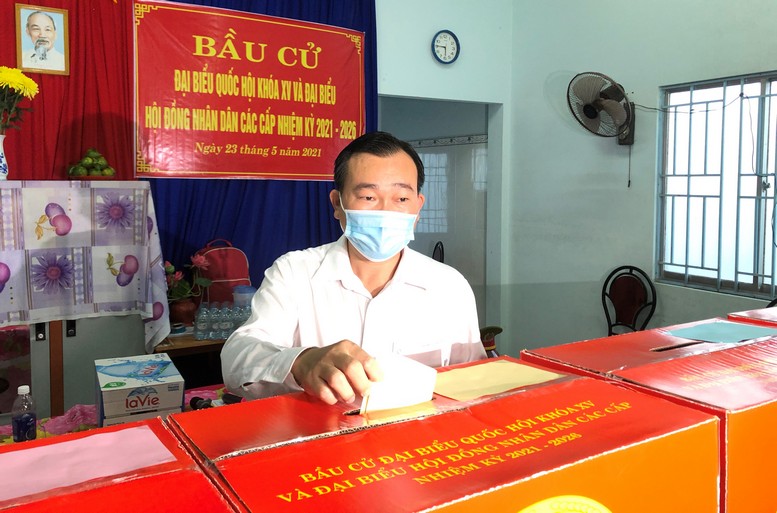 Phó Chủ tịch HĐND tỉnh- Nguyễn Minh Dũng dự khai mạc và bỏ phiếu tại khóm 1 (phường 9, TP Vĩnh Long).