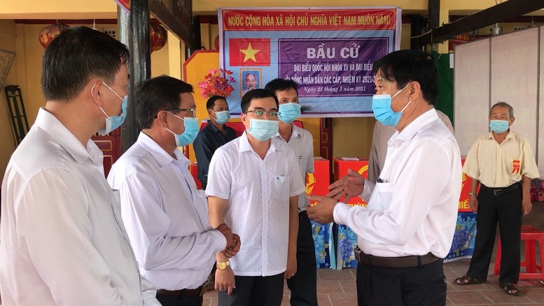 Sau khi dự lễ khai mạc và bỏ phiếu đầu tiên, Bí thư Tỉnh ủy- Bùi Văn Nghiêm đã đến kiểm tra công tác bầu cử tại huyện Trà Ôn.