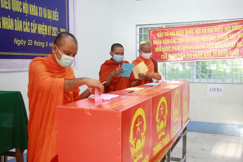Các nhà sư chùa Hạnh Phúc Tăng (xã Trung Thành- Vũng Liêm) đi bầu cử và gửi gắm niềm tin vào từng lá phiếu.