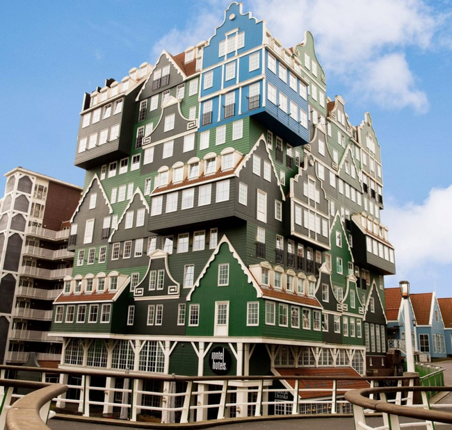 Khách sạn ở thủ đô Amsterdam của Hà Lan này được thiết kế như sự lắp ghép của hàng chục lâu đài được xếp chồng lên nhau.