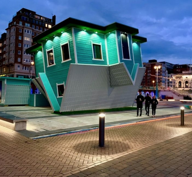 Ngôi nhà lộn ngược ở thành phố Brighton, nước Anh được sử dụng như một công trình giải trí (nhà gương ảo ảnh)