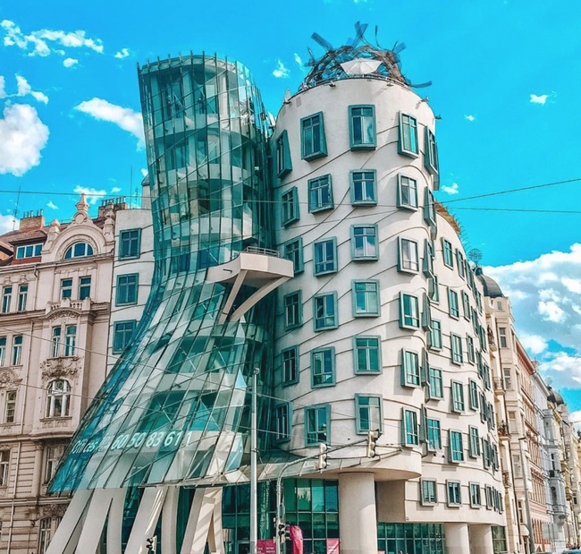 Tòa nhà ở thủ đô Praha, Cộng hòa Séc được thiết kế với hình dáng lạ kỳ, đúng như lên gọi lóng của nó - Tòa nhà Khiêu vũ