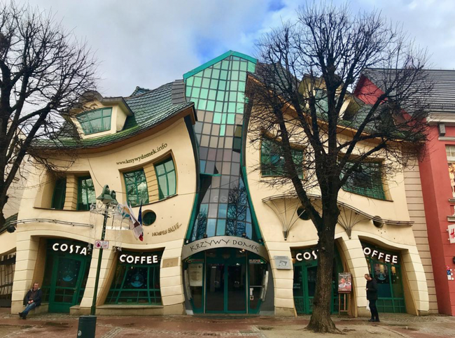Tòa nhà có hình lượn sóng này chính là một trung tâm mua sắm ở thành phố Sopot, Ba Lan.