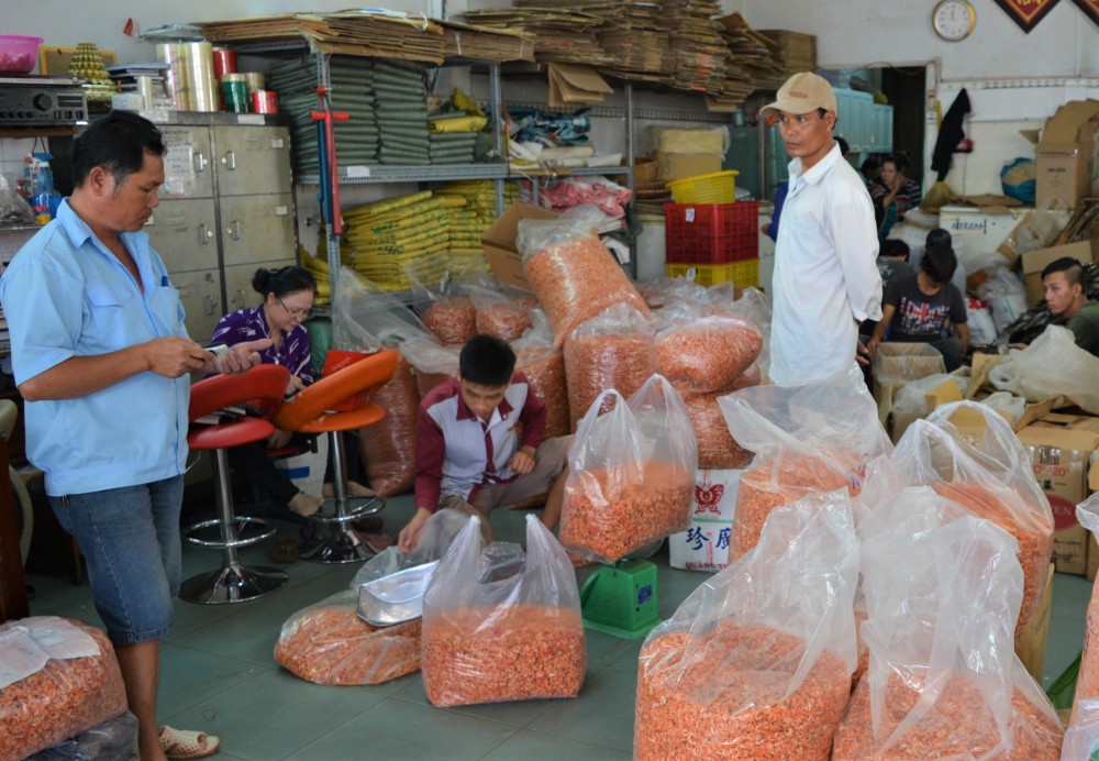  Các cơ sở sản xuất tôm khô tại huyện Ngọc Hiển nói chung, Cà Mau nói riêng luôn trong tình trạng làm không đủ bán. Tháng 2-2021, Tổ chức Kỷ lục Việt Nam công nhận sản phẩm tôm khô Rạch Gốc nằm trong tốp 100 đặc sản quà tặng của nước ta.