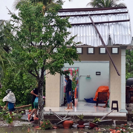 Mưa giông sáng 25/5/2021 đã làm nhiều nhà dân ở xã Tân Long (Mang Thít) bị hư hại.
