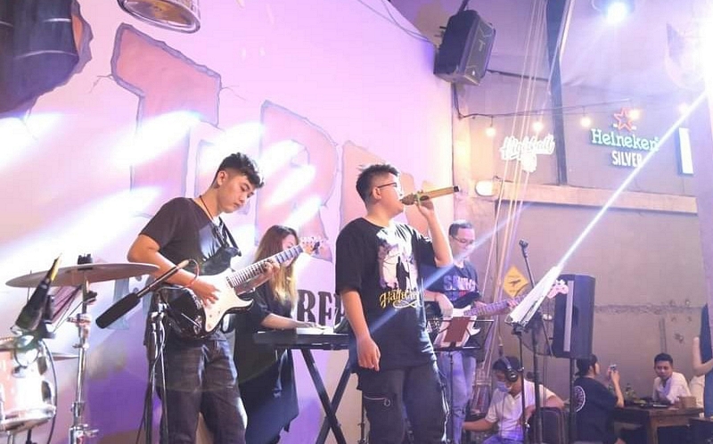Nhóm nhạc G-band của Nguyễn Duy với dòng nhạc Acoustis.
