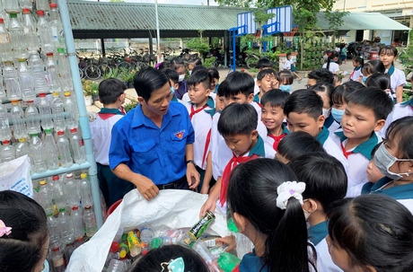 Thầy trò Trường Tiểu học Lộc Hòa A với mô hình “Chống rác thải nhựa”.