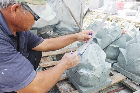 Hiện nay, các nghệ nhân điêu khắc đá chủ yếu sử dụng máy cắt để tạo đường nét cho sản phẩm
