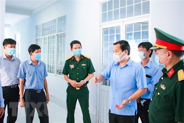 Bí thư Thành ủy Cần Thơ Lê Quang Mạnh chỉ đạo công tác chuẩn bị cho các khu cách ly tại quận Thốt Nốt. (Ảnh: Thanh Liêm/TTXVN)