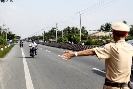 Cảnh sát giao thông tăng cường kiểm tra người tham gia giao thông bằng xe máy.