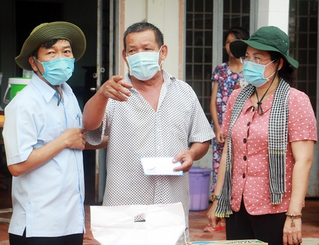 Lãnh đạo Huyện ủy, UBND huyện Mang Thít đến thăm hỏi và trao hỗ trợ cho hộ chịu ảnh hưởng giông lốc.