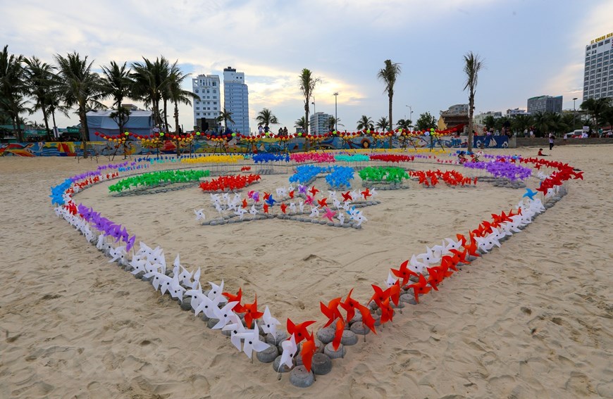 Nghệ thuật sắp đặt chong chóng trên bãi biển Mỹ Khê. (Ảnh: Trần Lê Lâm/TTXVN)