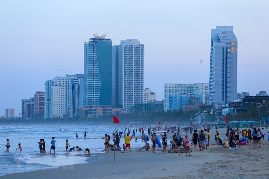 Bãi biển Mỹ Khê là nơi yêu thích của người dân, du khách trong nước và quốc tế. (Ảnh: TTXVN)