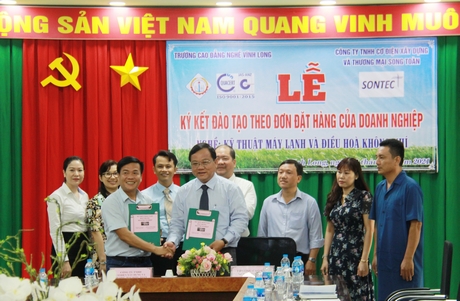 Trường CĐ Nghề Vĩnh Long ký kết hợp tác với Công ty TNHH Xây dựng cơ điện và TM Song Toàn.