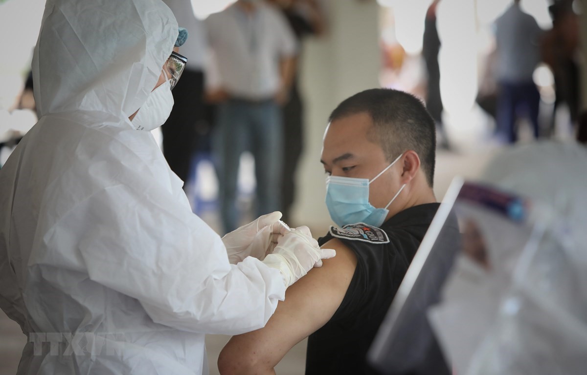 Tiêm vaccine phòng COVID-19 cho công nhân trong khu công nghiệp tại Bắc Giang. (Ảnh: Danh Lam/TTXVN)