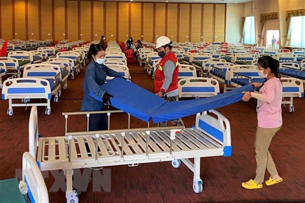 Bố trí giường bệnh bên trong một bệnh viện dã chiến điều trị cho bệnh nhân Covid-19 tại Phnom Penh. (Ảnh: AFP/TTXVN)