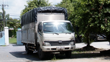 Xe tải được 2 đối tượng dùng để chở chất thải xả ra môi trường.
