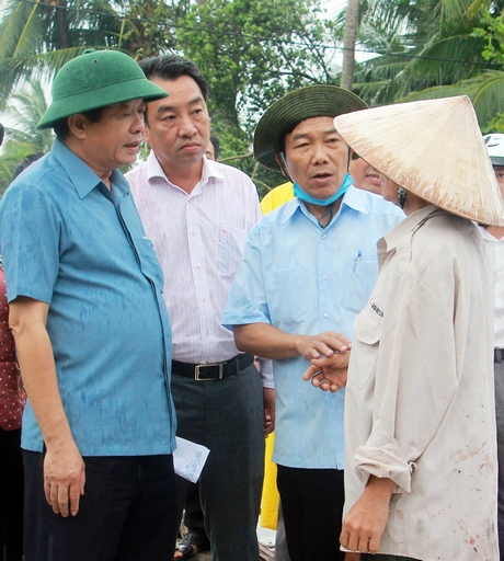 Lãnh đạo Tỉnh ủy, UBND tỉnh Vĩnh Long và chính quyền địa phương đã kịp thời đến thăm hỏi, động viên các gia đình chịu ảnh hưởng giông lốc tại huyện Mang Thít.