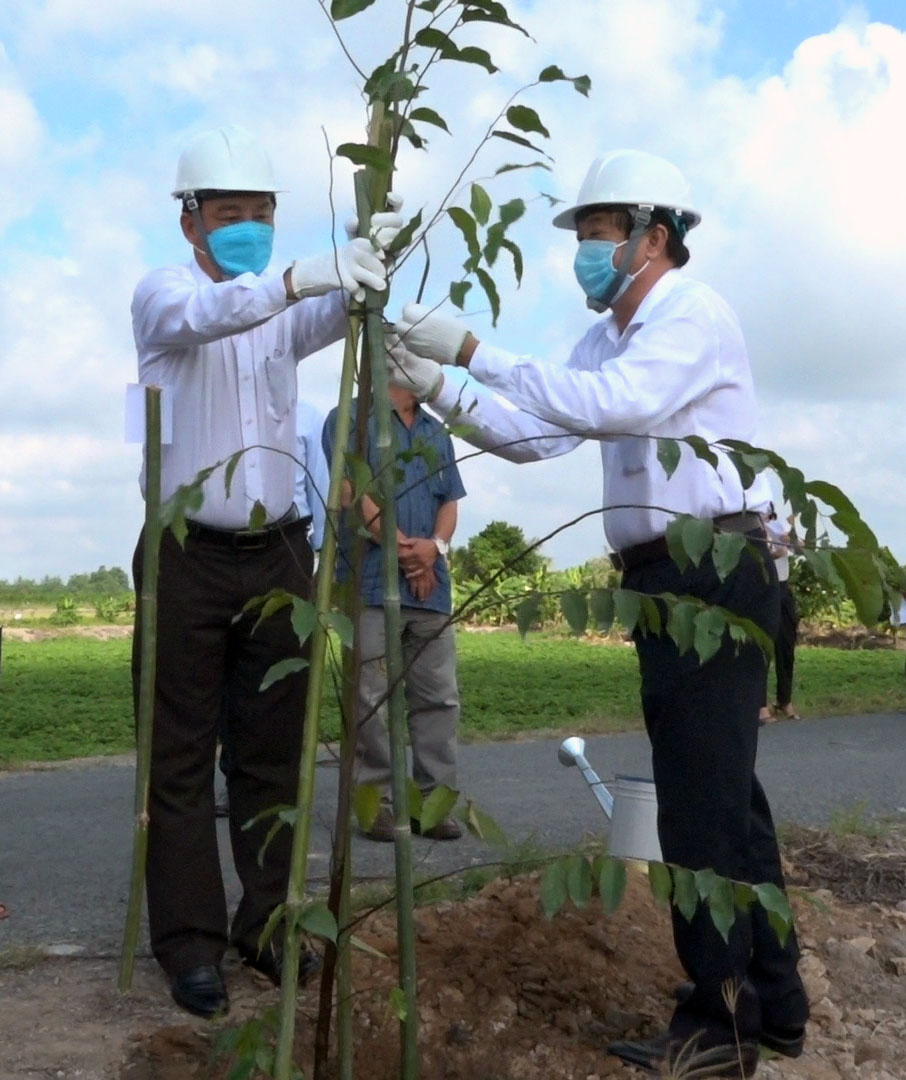Bí thư Tỉnh ủy- Bùi Văn Nghiêm và Chủ tịch UBND tỉnh-  Lữ Quang Ngời trồng cây xanh sau lễ phát động.
