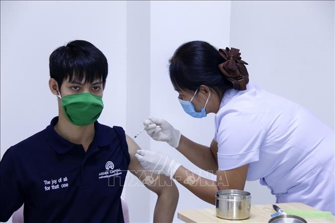 Bác sĩ Bệnh viện Setthathirath, thủ đô Viêng Chăn tiêm vaccine phòng COVID-19 cho thanh niên người Lào. Ảnh: Phạm Kiên/PV TTXVN tại Lào